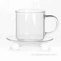 Tazas de vidrio de café caliente con platillo